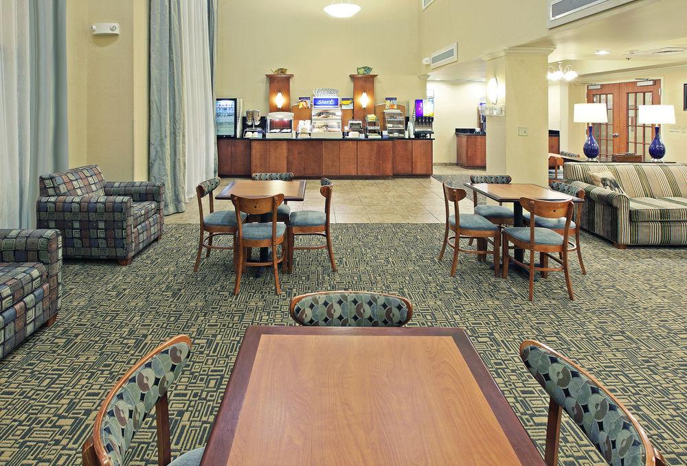 Holiday Inn Express & Suites Pine Bluff/Pines Mall By Ihg Exterior foto